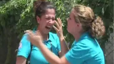 Evini Ateşe Verdi, İtfaiye ve Polise Eşyaları Fırlattı