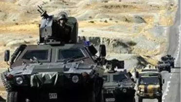 Van'da Askeri Araç Şarampole Devrildi