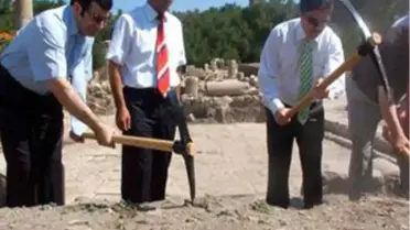 Stratonikeia'daki Kazı Çalışmalarına İlk Kazma Vali'den