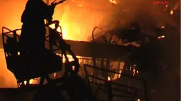 Bafra'da Marketin Çatısında Çıkan Yangın, 5 İşyerini Kullanılmaz Hale Getirdi