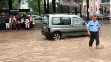 Ünye'de Sağanak Yağmur Hayatı Felç Etti