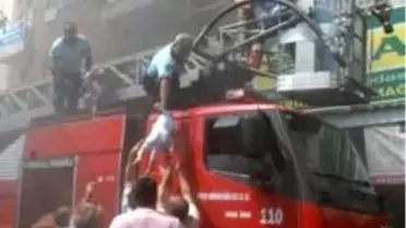 Yanan Evden 7 Kişiyi İtfaiye Kurtardı