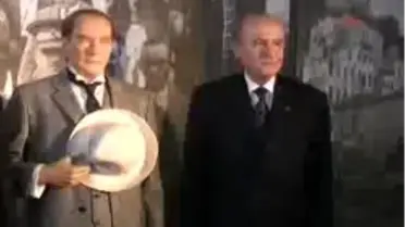 Atatürk Heykeliyle Hatıra Fotoğrafı 