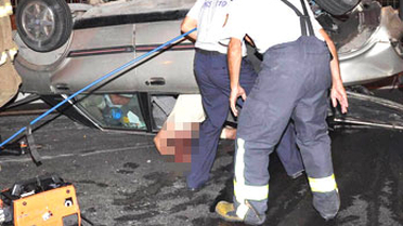 Hurdaya Dönen Otomobilde Can Pazarı: Allah'ını Seven Yok mu?