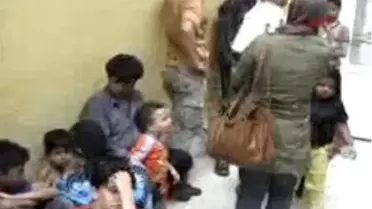 Edirne - Burma Uyruklu 10´U Çocuk 18 Kaçak Ölümden Döndü
Hava Almanın Mümkün Olmadığı Kapalı Kasa Minibüse Doldurulan Kaçaklar, Aracın Kapısı Açılır Açılmaz Kendilerini Dışarı Attı