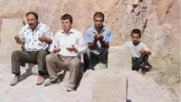 Balıkesir'de Kazada Ölen Eşi ve 3 Çocuğunu Kayseri'de Toprağa Verdi