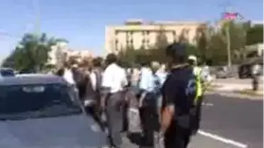 Mardin'de Elektrik Kesintilerine İsyan Edenler Valiliğe Yürüdü