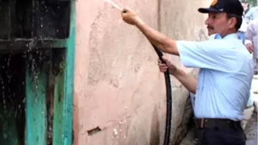 Yanan Evi Söndürmeye Gelen İtfaiyenin Suyu Bitti