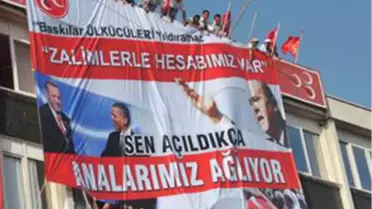 Başbakan Pankart İndirtti