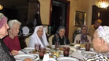 Darülacezeliler İlk İftarda Dostlarının Ev Sofrasında