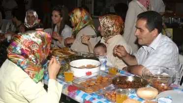 Konu Komşu Sokağa İnip İftar Açtı