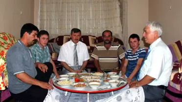 Vali Yılmaz, İftarda Bir Aileye Konuk Oldu