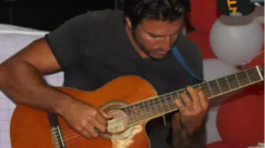 Bora Kozanoğlu’dan Gitar Dinletisi