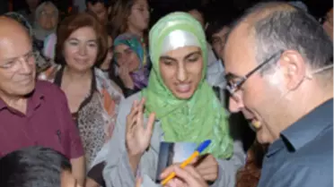 Sunay Akın'a Büyük İlgi