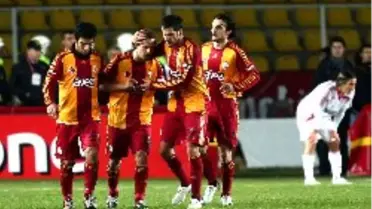 Galatasaray Üç Futbolcuyla Görüşüyor
