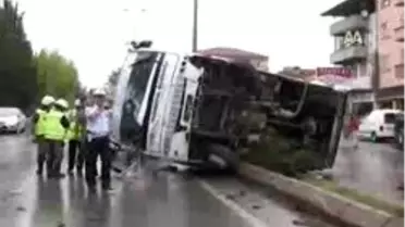 Midibüs Devrildi: 17 Yaralı