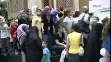 Cübbeli Ahmet Hoca Kitaplarını İmzaladı...
Dha İstanbul- Cübbeli Ahmet Hoca Kitaplarını İmzaladı...