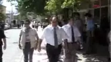 Şırnak-Şırnak Valisi Özkan'dan Şaşırtan Ziyaretler
Eşi Ve Çocuğuyla Ziyaret Ettiği İlçelerde, Geceleri De Konakladı
3)