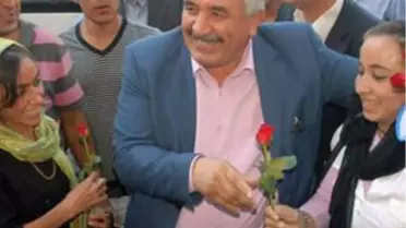 Başkan Sadak Sandığa Gitmeyenlere Kırmızı Gül Dağıttı