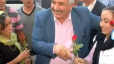 Sadak Sandığa Gitmeyenlere Gül Dağıttı