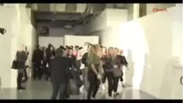 Bora Aksu'nun ?Karıncalar Ve Korseler' Kolleksiyonu Londra'da Görücüye Çıktı