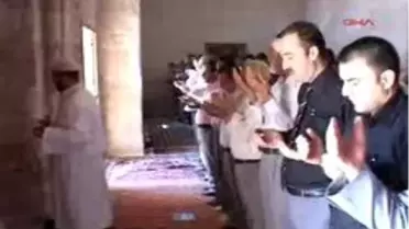 Mardin1 Cemil İpekçi Defilesine Tepki 
Mardin'de Kasımiye Medresesi'nde Namaz Kılan Sivil Toplum Örgütleri, Miting Kararı Aldı
