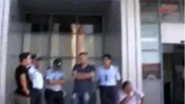 Burdur - Yangını Söndürdü Kalp Krizinden Öldü
 
Burdur Belediyesi İtfaiye Müdürlüğü´Nde Görevli İtfaiye Çavuşu 48 Yaşındaki Abdullah Özçelik, Dün Akşam Saatlerinde Çıkan Ev Yangınını Söndürdükten Sonra Nöbetinin Başına Döndü.