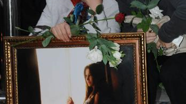 Travesti İrem'in Arkadaşları Evinin Önünde Mum Yakıp, Yola Gül Bıraktı