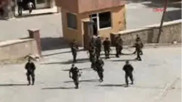 1 Şemdinli Bakan Atalay Şemdinli'de
Hakkari'nin Yüksekova İlçesi'nden Helikopterle Şemdilli İlçesi'ne Geçen İçişleri Bakanı Beşir Atalay'ı, Kaymakam Mesut Gençtürk, 21'İnci Sınır Jandarma Tugay Komutanı Tuğgeneral Muharrem Metin Özbek İle Kurum Amirleri Karşıladı. Bakan Atalay Ve Beraberindekiler, 