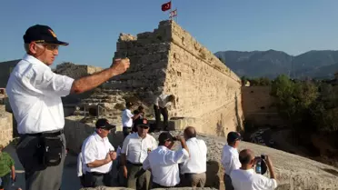 Silah Değil, Kamera Çektiler!

