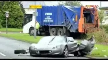 Çöp Kamyonu İle Çarpıştı, Bu Hale Geldi