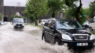 Sağnak Yağış Diyarbakır ve Bingöl'de Yaşamı Olumsuz Etkiledi