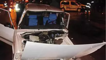 Sivas'ta İki Otomobil Çarpıştı: 10 Yaralı