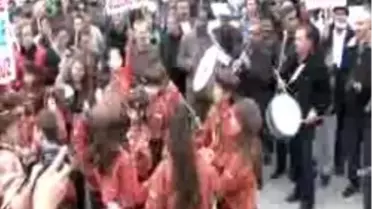 Ağızlarında Maske Olan 5 Bin Kişi Yol Kapattı
