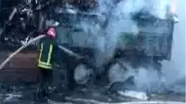 Yanan Kamyonla Benzinciye Giren Şoför Paniğe Yol Açtı