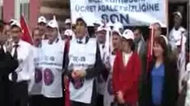 Bakan Çubukçu´yu Koro Halinde Türkü Söyleyerek Protesto Ettiler