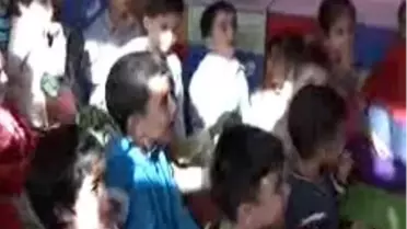 Ankara'dan Gelip Hakkarili Çocuklara Tiyatro Oyunu İzlettiler