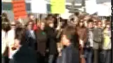 Kadınlar Ata'nın Önünde Tartıştı
