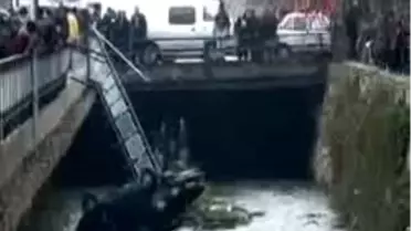 Otomobil Dereye Uçtu: 1 Yaralı