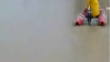 Köy Halkı Su Basan Evlerden Bazı Vatandaşları Ve Bir Köpeği Botlarla Kurtardı