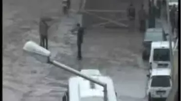 Otomobil Metro Durağına Girdi