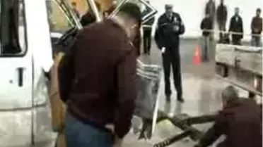 Servis Minibüsü Kamyonete Çarptı