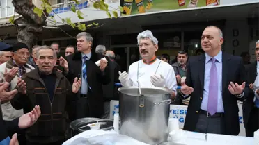 Başkan Ergün Laleli ve Cumartesi Pazarı’nda Aşure Dağıttı