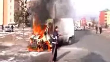 Soğukta İtfaiyenin Hortumu Donunca Minibüs Yandı