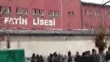Batman'da Lise Öğrencileri 'Ana Dilde Eğitim' İçin Kalem Kırdı