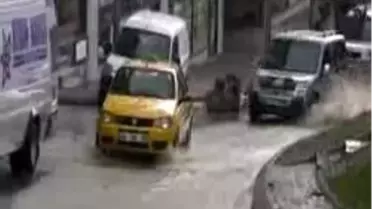 Patlayan Su Borusu Yüzünden Liseyi Su Bastı