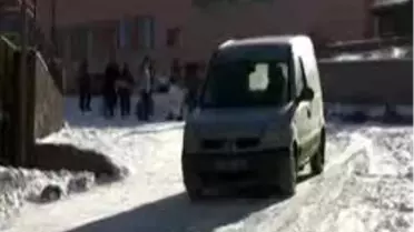 Çocukların Poşetle Kızak Keyfi