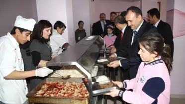 Milli Eğitim Müdürü Yılmaz Kız Öğrencilerle Yemek Yedi

