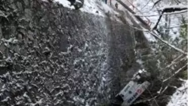 Yolcu Otobüsünün Dereye Yuvarlandı