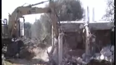 İzmir'de Askeri Bölgede Kalan Evler Yıkıldı